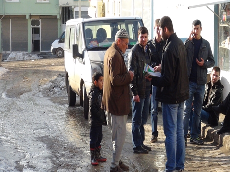 Hüda Par Çınar’da kapı-kapı dolaşarak parti programı dağıttı 10