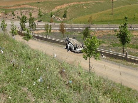 Otomobil şarampole yuvarlandı: 3 yaralı 9
