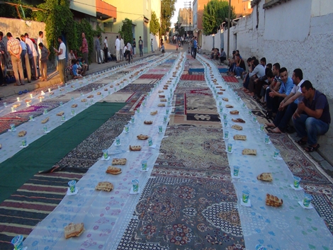 Şefkat der 700 kişilik iftar yemeği verdi 13
