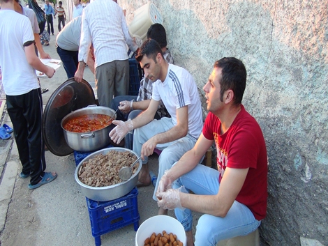 Şefkat der 700 kişilik iftar yemeği verdi 15