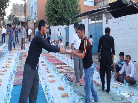 Şefkat der 700 kişilik iftar yemeği verdi 17