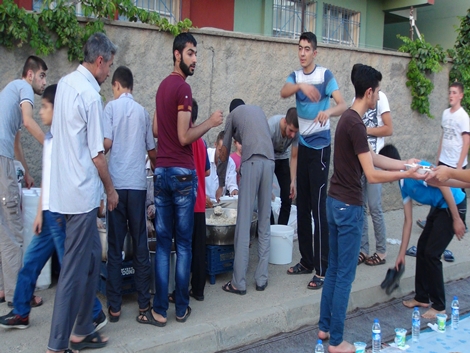 Şefkat der 700 kişilik iftar yemeği verdi 18