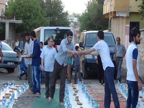 Şefkat der 700 kişilik iftar yemeği verdi 19