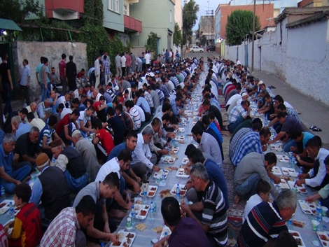 Şefkat der 700 kişilik iftar yemeği verdi 20