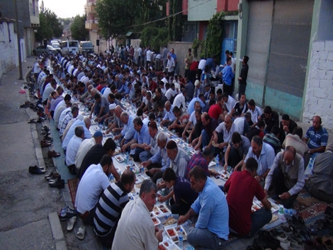 Şefkat der 700 kişilik iftar yemeği verdi 21