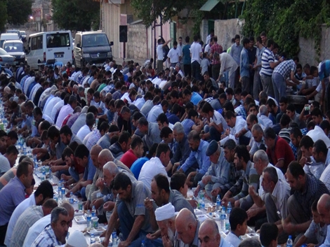 Şefkat der 700 kişilik iftar yemeği verdi 22