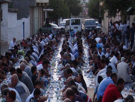 Şefkat der 700 kişilik iftar yemeği verdi 24