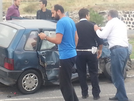 Çınar-Diyarbakır yolunda otomobil ile TIR çarpıştı: 3 yaralı 4