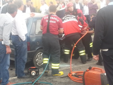 Çınar-Diyarbakır yolunda otomobil ile TIR çarpıştı: 3 yaralı 8