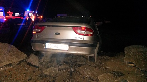 Yola açılan 3 metrelik çukur kazaya neden oldu: 1’i ağır, 8 kişi yaralan 14