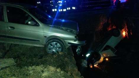 Yola açılan 3 metrelik çukur kazaya neden oldu: 1’i ağır, 8 kişi yaralan