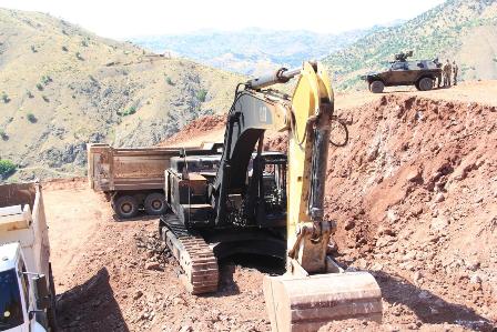 Adıyaman'da baraj inşaatındaki 5 iş makinesi PKK'lılar tarafından yakıld 13