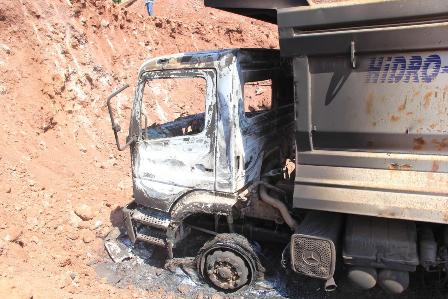 Adıyaman'da baraj inşaatındaki 5 iş makinesi PKK'lılar tarafından yakıld 4