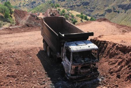 Adıyaman'da baraj inşaatındaki 5 iş makinesi PKK'lılar tarafından yakıld
