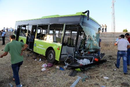 Halk otobüsü ile otomobil çarpıştı: 1 ölü, 60 yaralı 1