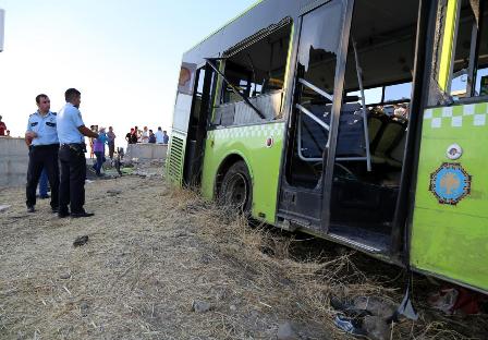 Halk otobüsü ile otomobil çarpıştı: 1 ölü, 60 yaralı 2