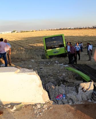 Halk otobüsü ile otomobil çarpıştı: 1 ölü, 60 yaralı 4