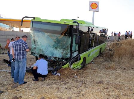 Halk otobüsü ile otomobil çarpıştı: 1 ölü, 60 yaralı 5