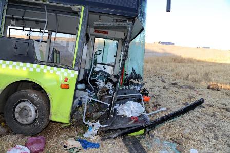Halk otobüsü ile otomobil çarpıştı: 1 ölü, 60 yaralı 7