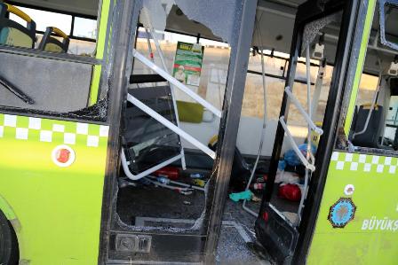 Halk otobüsü ile otomobil çarpıştı: 1 ölü, 60 yaralı 8