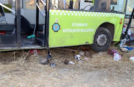 Halk otobüsü ile otomobil çarpıştı: 1 ölü, 60 yaralı 9