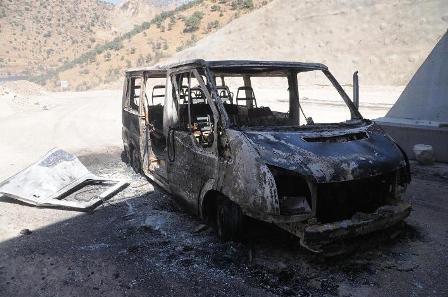 Şırnak'ta PKK'lılar 30 iş makinesini yaktı 9
