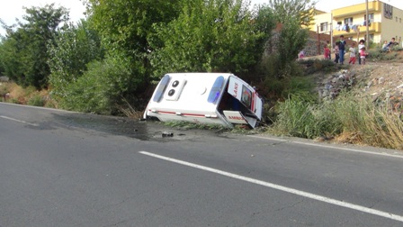 Çınar'da kamyonun sıkıştırdığı ambulans kaza yaptı 1