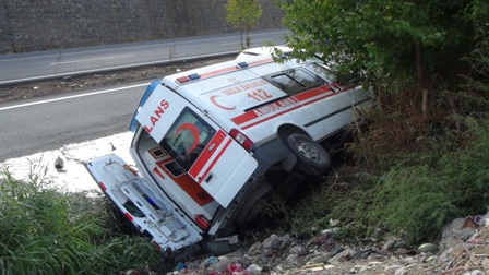 Çınar'da kamyonun sıkıştırdığı ambulans kaza yaptı 5