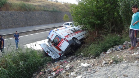 Çınar'da kamyonun sıkıştırdığı ambulans kaza yaptı 6