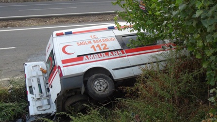 Çınar'da kamyonun sıkıştırdığı ambulans kaza yaptı 7