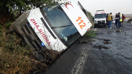Çınar'da kamyonun sıkıştırdığı ambulans kaza yaptı