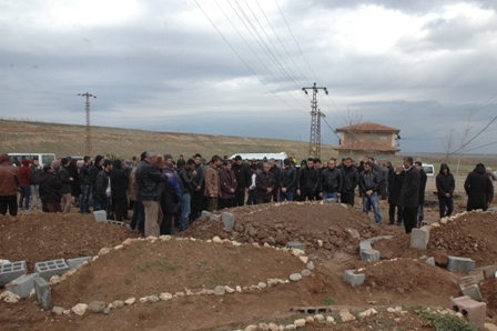 Açıkgöz ailesi gözyaşları içerisinde toprağa verildi 1