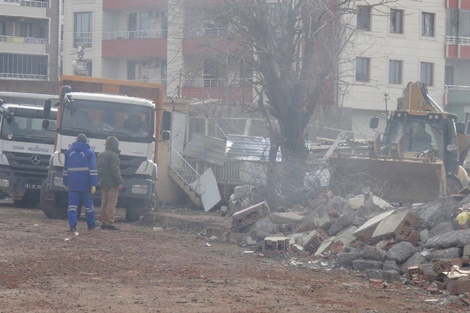Çınar'da bombalı sladırı 10