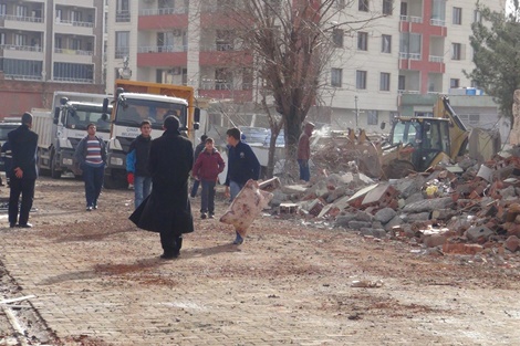Çınar'da bombalı sladırı 4