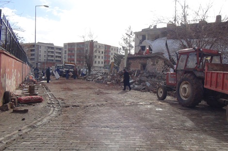Çınar'da bombalı sladırı 6