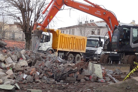 Çınar'da bombalı sladırı 8