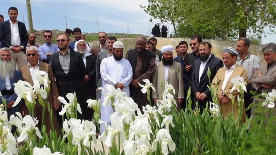 Yurt dışından gelen heyet Karacadağ şehitliklerini ziyaret etti 16