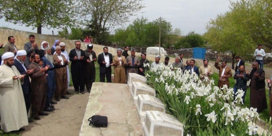 Yurt dışından gelen heyet Karacadağ şehitliklerini ziyaret etti