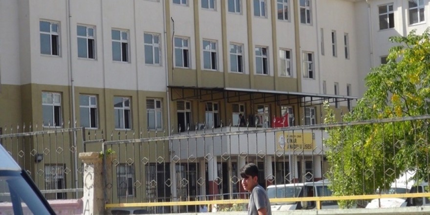 Çınar'da 600 kişilik okula bin kişi yerleşti