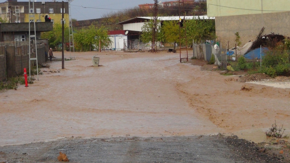 Çınar'da sulama kanalından taşan su mahalleyi bastı 12