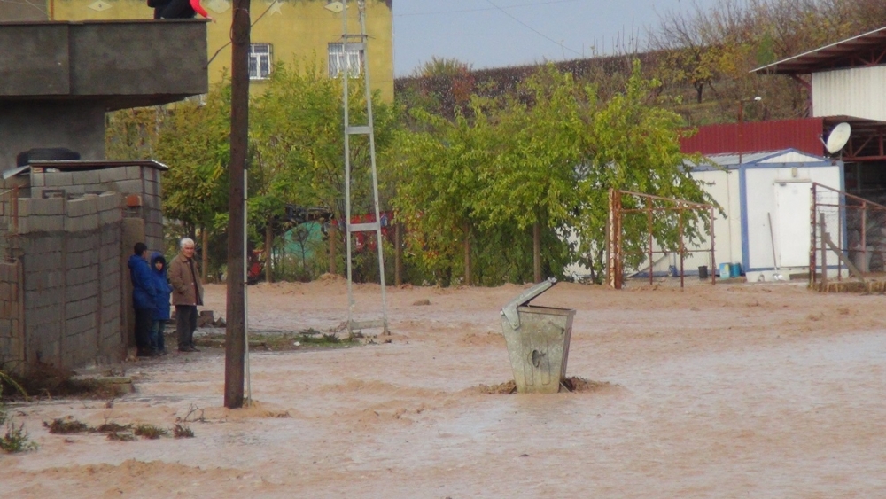 Çınar'da sulama kanalından taşan su mahalleyi bastı 14