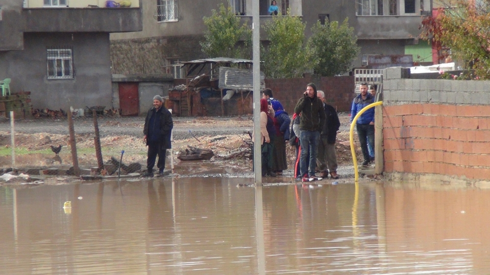 Çınar'da sulama kanalından taşan su mahalleyi bastı 16