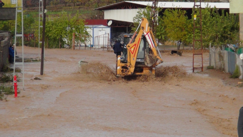 Çınar'da sulama kanalından taşan su mahalleyi bastı 18