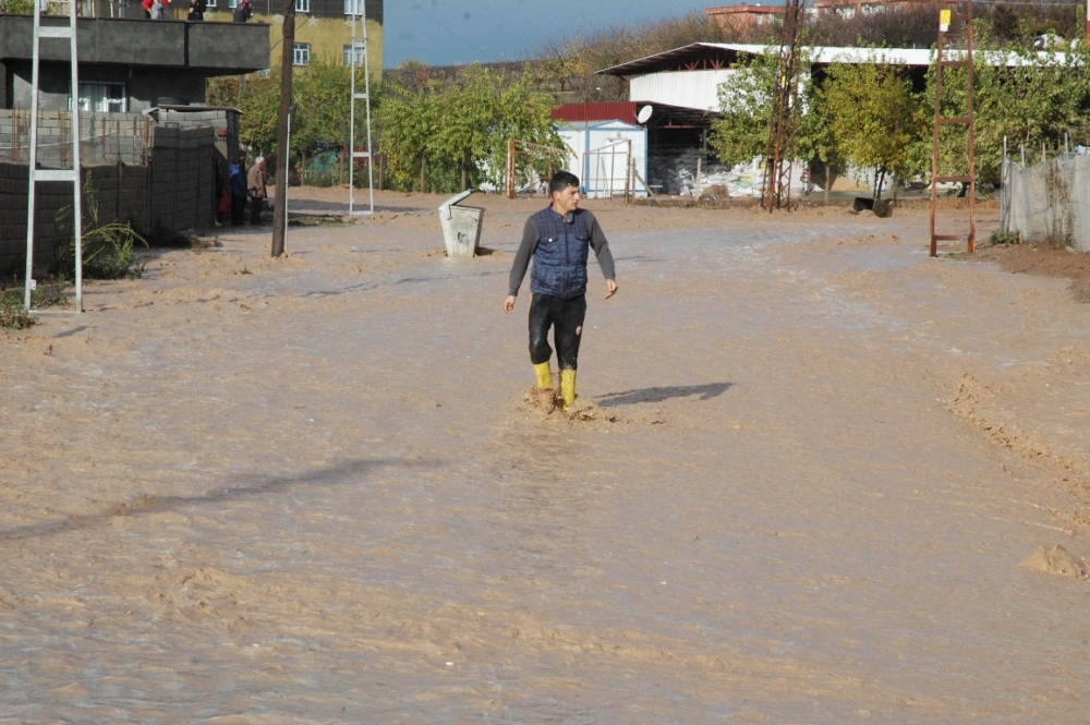 Çınar'da sulama kanalından taşan su mahalleyi bastı 3