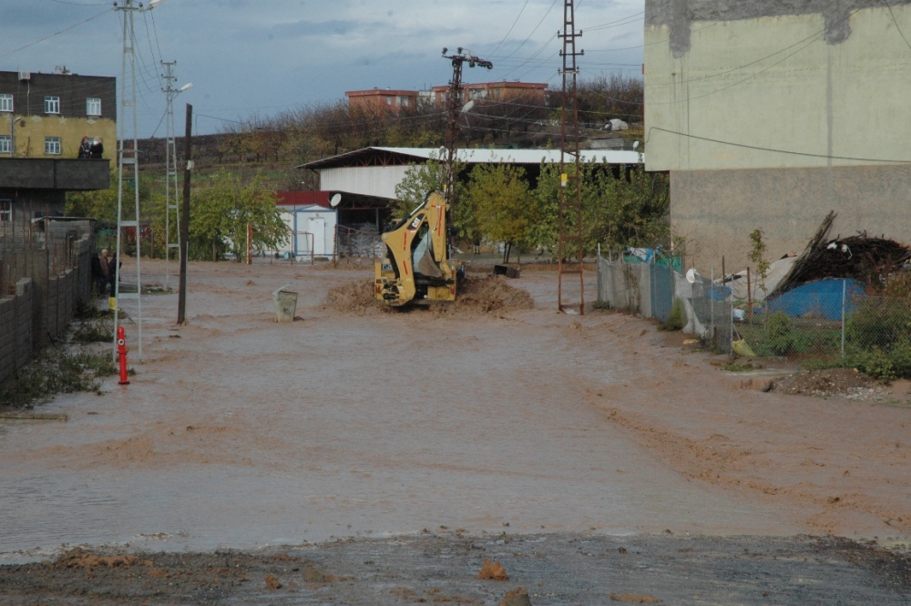 Çınar'da sulama kanalından taşan su mahalleyi bastı 4
