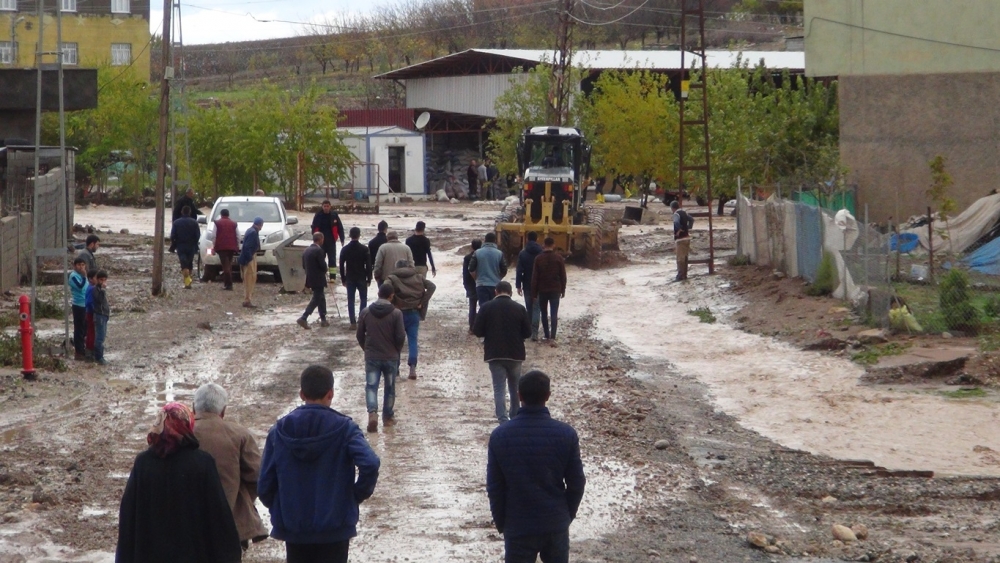 Çınar'da sulama kanalından taşan su mahalleyi bastı 40