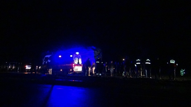 Çınar'da otobüs ile kamyon çarpıştı: 1 ölü 45 yaralı 16