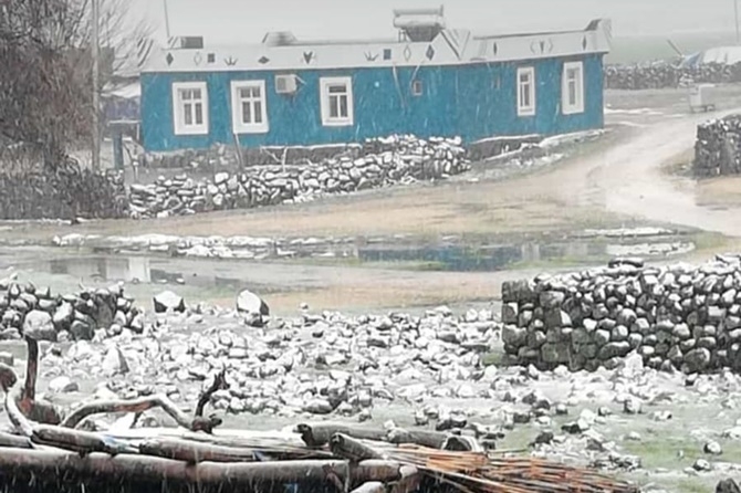 Çınar'ın yüksek kesimlerinde kar etkili oldu 1