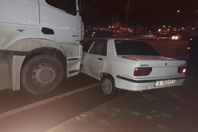 Önüne aldığı arabayı metrelerce sürükledi 7