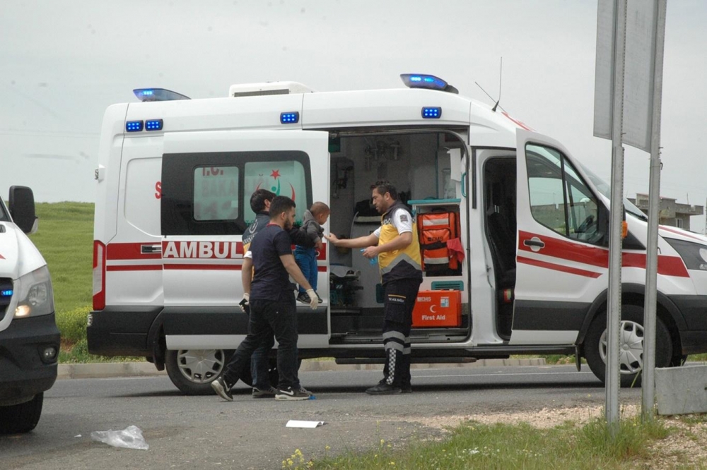 Çınar'da minibüs ile otomobil çarpıştı: Biri bebek 5 yaralı 1